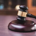 売掛金の差し押さえとは？回収の手順や注意点を解説 取引先が売掛金を支払ってくれないとき、まずは電話やメール、内容証明郵便で催促するのが一般的です。それでも回収できない場合は、裁判所の力を借りて相手の財産を確保する「差し押さえ」に移りましょう。 この記事では、差し押さえの基本的な仕組みから、手続きを進めるための具体的な手順、そして実施前に知っておきたい注意点まで解説します。 差し押さえとは 差し押さえとは、代金を支払わない相手の財産を裁判所が確保し、勝手に処分できないようにする法的手続きです。確保した財産は最終的に換価され、未払いの売掛金に充てられます。 ここでは、差し押さえの要件、対象となる財産の種類、メリットを順に説明します。 差し押さえには「債務名義」が必要 差し押さえを実施するには、「債務名義」と呼ばれる公的な文書を取得しなければなりません。 債務名義とは、相手にお金を支払う義務があると裁判所や公証人が認めた文書を指します。主な債務名義の種類は、以下のとおりです。 債務名義の種類 概要 確定判決 裁判で勝訴し、上訴期間が過ぎて確定した判決 仮執行宣言付判決 確定前でも強制執行が認められた判決 和解調書 裁判上の和解が成立したときに作成される調書 調停調書 民事調停が成立したときに作成される調書 執行認諾文言付公正証書 公証役場で作成された、強制執行に応じる旨が記載された公正証書 仮執行宣言付支払督促 簡易裁判所の書記官が発する支払督促に仮執行宣言が付されたもの もっとも代表的な債務名義は確定判決ですが、判決を得るには裁判を起こして勝訴しなければならず、時間も手間もかかります。そのため、裁判を経ずに債務名義を取得する方法も把握しておきましょう。 例えば、取引を始める段階で執行認諾文言付公正証書を交わしておけば、相手が支払いに応じないとき、訴訟なしで差し押さえの申し立てが可能です。また、簡易裁判所を通じた支払督促を利用すれば、通常の裁判よりも短い期間で債務名義を取得できます。 関連記事：「支払督促」とは？少額訴訟とは違う？必要な費用や流れを解説 差し押さえできる財産の種類 差し押さえの対象となる財産は、大きく「債権」「不動産」「動産」の3種類に分かれます。 種類 具体例 債権 売掛金、銀行預金、給与 不動産 土地、建物 動産 現金、商品、機械設備、車両 売掛金の回収では、「債権」の差し押さえがもっともよく利用されます。売掛金や銀行預金などの金銭債権であれば、第三債務者（相手の取引先や銀行）から直接取り立てられるため、競売のような換価手続が不要です。ただし、相手がどのような債権を持っているかを事前に把握するのは簡単ではありません。 「不動産」は価値が高く隠しにくいため、差し押さえの対象としては有力です。競売にかければ一括で大きな金額を回収できる可能性があります。差し押さえた物件が賃貸として運用されていれば、売却せずに賃料収入を売掛金に充てる方法も選べます。一方で、競売には数十万～数百万円の予納金が必要な上、売却完了まで半年～1年以上かかるケースもあります。 「動産」は現金や貴金属であれば資金化しやすく、予納金も不動産ほどかかりません。しかし、商品や機械設備は価値が不安定で、買い手が見つからず売却できないリスクがあります。 なお、すべての財産を差し押さえられるわけではありません。生活に必要な衣類や家具、仕事に必要な道具、66万円までの現金などの「差押禁止財産」は、差し押さえ対象外です。給与については、原則として手取り額の4分の3が差し押さえ禁止とされています（手取り額が44万円を超える場合は、一律33万円が差し押さえ禁止額となります）。 差し押さえのメリット 差し押さえのメリットは、売掛金を回収できる可能性が高まる点です。裁判所が相手の財産を確保するため、財産を隠されたり勝手に売却されたりする心配がなくなります。 もう一つのメリットは、相手に強い心理的な圧力をかけられる点です。特に売掛金（債権）の差し押さえでは、相手の取引先（第三債務者）にも裁判所から通知が届きます。差し押さえの事実が取引先に知られると、信用問題に発展しかねないため、相手は早期に支払いに応じる場合があります。 相手の取引先が大企業であれば、圧力はさらに強まります。大企業の契約書には「取引相手が差し押さえを受けた場合、契約を解除できる」と定められているケースが多く、相手は主要な取引先を失いかねません。 取引先を失うおそれがあるため、差し押さえは売掛金の支払いを促す強い要因となります。 差し押さえの手順 差し押さえは、法律で定められた手順に沿って進める必要があります。 ここでは、仮差し押さえから強制執行までの流れを6つのステップに分けて紹介します。 ステップ1：相手の財産を特定する 裁判所が対象者の財産を自動的に探してくれるわけではないので、差し押さえを始める前に、相手がどのような財産を持っているか債権者が自力で調査しなければなりません。 売掛金を差し押さえたい場合は、相手がどの企業と取引しているのかを把握する必要があります。取引先の名称だけでなく、取引内容、売掛金の金額、支払期日まで分かっていると、差し押さえが無駄に終わるリスクを減らせます。 情報をもっとも集めやすいのは、長年にわたって取引を続けてきた債権者自身です。相手の事業内容や取引先の動向は、日頃のやり取りの中で自然に見えてくるものです。弁護士に調査を依頼する方法もありますが、普段の取引で得た情報と組み合わせると、より正確に財産を特定できるでしょう。 ステップ2：仮差し押さえを申し立てる 財産が特定できたら、裁判所へ仮差し押さえの申し立てを行います。 仮差し押さえは、訴訟の結果が出る前に相手の財産を一時的に凍結し、処分や隠匿を防ぐための手続きです。申し立て先は、相手や取引先の住所地、もしくは差し押さえの対象がある場所を管轄する裁判所です。 申し立て時には、売掛金の存在を裏づける契約書、請求書、取引履歴、陳述書を一緒に提出します。 仮差し押さえの申し立てには債務名義が不要で、裁判官が「確からしい」と判断できる程度の資料があれば認められます。早ければ申し立てから1～2週間で実施できるため、相手が財産を処分する前に手を打てる点がメリットです。 ステップ3：裁判所で審理を受ける 申し立て後は、裁判所で審理が始まります。例えば東京地裁の場合、申し立てから3日以内に裁判官との面談が設定されるのが通例です。 仮差し押さえの審理は、通常の裁判のように公開の法廷で両者が向き合う形式ではなく、債権者側だけが裁判官と非公開でやり取りする仕組みとなっています。相手に仮差し押さえを申し立てた事実を知られると、財産を隠されるおそれがあるからです。 審理の場では、裁判官から仮差し押さえの必要性について質問を受けたり、提出書類の訂正や補足を求められたりします。書類に不備があると裁判官から補正を求められ、その分だけ手続きに時間がかかります。申し立て前に、資料をしっかりと整理しておきましょう。 ステップ4：担保金を納付し、仮差し押さえを実施する 裁判所が仮差し押さえを認めると、債権者に担保金の供託を命じます。担保金の目安は、請求金額の10～30%程度です。例えば500万円の売掛金であれば、50万～150万円程度が目安になります。 仮差し押さえは、まだ裁判で結論が出ていない段階で相手の財産を凍結する措置です。後の裁判で「相手に支払い義務がなかった」と判断された場合、財産を凍結された相手は不当な損害を受けたことになります。担保金の納付は、そのような場合の賠償に備えるために必要とされます。 担保金の供託が完了すると、裁判所は仮差し押さえの決定を出します。売掛金を仮差し押さえした場合、まず第三債務者（相手の取引先）に「支払いを止めるように」という通知が届きます。 相手への通知は少し遅れて届く仕組みなので、先に売掛金が回収されてしまう事態を防げます。 ステップ5：債務名義を取得する 仮差し押さえだけでは、まだ売掛金を直接回収できません。仮差し押さえはあくまで「相手の財産を一時的に凍結する」措置であり、お金を受け取る権利を得たわけではないからです。 相手が仮差し押さえを受けて自主的に支払いに応じてくれれば解決しますが、そうでない場合は訴訟や支払督促、民事調停などの手続きを利用して債務名義を取得する必要があります。 注意したいのは、訴訟を起こさず放置していると、相手から仮差し押さえの取り消しを求められる可能性がある点です。相手は「起訴命令の申立て」によって、一定期間内に訴訟を起こすよう裁判所に請求できるからです。 仮差し押さえの完了後は、速やかに訴状や証拠書類の作成に取りかかり、訴訟の提起まで進めておきましょう。 ステップ6：強制執行を申し立てる 債務名義を取得したら、裁判所に強制執行を申し立てます。申し立てには、債務名義の正本、執行文、送達証明書などが必要です。執行文とは、債務名義に基づいて強制執行を許可する旨が記された文書で、裁判所の書記官や公証人に作成を依頼する必要があります。 強制執行が認められると、裁判所が相手の財産を差し押さえ、売却や取り立てによって換金し、未払いの売掛金に充てます。売掛金（債権）を差し押さえた場合は、第三債務者から直接取り立てる形になります。 仮差し押さえした財産についても引き続き強制執行に移行できるため、確実に回収を進められるでしょう。 差し押さえの注意点 差し押さえは強力な回収手段ですが、万能ではありません。費用や時間の負担が大きいため、手続きを始める前に知っておきたい注意点があります。 以下の4つのポイントを把握しておくと、手続きの見通しを立てやすくなるでしょう。 財産の特定が難しい 差し押さえでもっともハードルが高いのは、相手の財産を自力で特定しなければならない点です。相手の銀行口座がどこにあるのか、どの企業と取引しているのかは、外部からは簡単に把握できません。 2020年の民事執行法改正により「財産開示手続」が強化されるとともに、「第三者からの情報取得手続」が新設され、以前よりは調べやすくなりました。「第三者からの情報取得手続」では、銀行や証券会社、市区町村や年金事務所に対して、裁判所を通じて情報の開示を求められます。 しかし、手続きには時間がかかる上、必ずしも十分な情報を得られるとは限りません。日頃から取引先の経営状況や取引関係をしっかりと観察しておきましょう。 手間と時間がかかる 仮差し押さえの申し立てから強制執行が完了するまでには、相当な時間が必要です。仮差し押さえは早ければ1～2週間で実施できますが、その後の訴訟は判決まで数カ月～1年以上かかるケースもあります。 書類の準備や裁判所とのやり取りも多く、本業に割ける時間が減りがちです。弁護士に依頼する場合は着手金や報酬金も発生するため、回収したい金額と費用のバランスを事前に見積もっておきましょう。 少額の売掛金に対して多大な時間と費用をかけると、かえって損失が膨らむ場合もあります。 相手の財産状況によっては回収できない 差し押さえの手続きを最後まで進めても、相手に財産がなければ売掛金は回収できません。また、相手に対し裁判所から「破産手続開始決定」が出された場合には、個別の差し押さえの効力そのものが失われます。 破産手続きが始まると、裁判所が「破産管財人」を選任します。破産管財人とは、破産した相手に代わって財産の管理や処分を担当する人物で、通常は弁護士が就任します。 破産管財人が選任されると、相手の財産はすべて「破産財団」に組み込まれます。破産財団とは、破産した相手が持つ財産をひとまとめにしたもので、すべての債権者へ公平に分配するために管理されます。破産財団に組み込まれた財産には個別の差し押さえが及ばなくなるため、原則としてすでに差し押さえていた財産であっても回収できません。 また、ほかの債権者がすでに同じ財産を差し押さえている場合は、回収額が債権者の間で分配されるため、全額を取り戻すのは難しくなります。 相手の経営状態が悪化してから動き出すのでは遅い場合もあるため、異変を感じたら早めの対応を心がけましょう。 まとまった金額の担保金を用意する必要がある 仮差し押さえを利用する場合、請求金額の10～30%に相当する担保金を法務局に供託しなければなりません。 例えば1,000万円の売掛金であれば、100万～300万円の資金が必要です。 担保金の割合は一律ではなく、売掛金の証拠がどれだけそろっているか、相手が被る不利益の大きさなどを裁判所が総合的に判断して決定します。売掛金の存在を裏づける契約書や請求書がしっかりそろっている場合は10～15%程度に抑えられる傾向がありますが、証拠が不十分だと30%近くを求められる場合もあります。 訴訟が長引けば、その間は担保金が手元に戻りません。資金繰りに余裕がないときは、担保金の負担だけで経営を圧迫するおそれがあります。 仮差し押さえに踏み切るかどうかは、回収したい売掛金の金額と手元資金のバランスを見ながら、慎重に判断しましょう。 売掛金の未回収リスクを抑えるには？ 差し押さえは手間も時間もかかる上、相手の財産状況次第では回収が困難になる場合があります。そもそも差し押さえが必要になる状況をつくらないことが理想です。最初から未回収を防ぐ仕組みを取り入れておけば、裁判にかかる費用や労力を丸ごと省けます。 未回収リスクを抑える方法として、「売掛保証サービス」の活用があります。売掛保証サービスとは、事前に保証会社と契約を結び、対象となる取引先の与信審査を通過しておくことで、取引先が売掛金を支払えなくなった場合に、保証会社が代わりに代金を支払ってくれる仕組みです。 取引先の倒産や支払い遅延が起きても売掛金を確実に受け取れるため、差し押さえのように長い時間と高い費用をかけて回収に動く必要がありません。本業に集中できるのが大きな利点です。 また、保証会社が取引先の信用力を審査してくれるため、新しい取引先との取引を始める際の判断材料としても役立ちます。与信管理の負担を軽減できるので、特に限られた人員で経営している中小企業にとっては心強い味方になるでしょう。 関連記事：売掛保証とはなにか メリットやデメリット、実際の利用事例をご紹介 まとめ 差し押さえは、売掛金を回収するための最終手段です。「債務名義」を取得し、裁判所に強制執行を申し立てれば、相手の財産から未払い分を回収できます。仮差し押さえを先に実施しておけば、訴訟中に財産を隠されるリスクも抑えられます。 一方で、財産の特定が難しい、手続きに時間がかかる、担保金が必要になるといった負担も伴います。相手が破産してしまえば回収の見込みが立たなくなる点も見逃せません。差し押さえに踏み切る前に、回収したい金額と手続きにかかる費用・時間を比較し、本当に採算が合うかを見極めましょう。 売掛金の未回収リスクをあらかじめ抑えたいなら、売掛保証サービスの活用がおすすめです。「URIHO（ウリホ）」は、月額の定額料金で利用できる売掛保証サービスです。取引先の支払いが遅れた場合や、倒産によって売掛金が回収できなくなった場合に、URIHOが代わりに代金を支払います。 未回収の不安を解消し、安定した経営を続けたい方は、ぜひURIHOの利用をご検討ください。