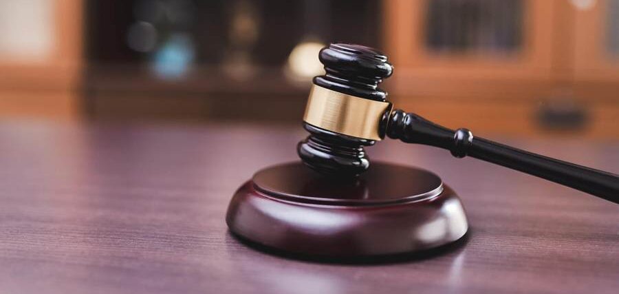 売掛金の差し押さえとは？回収の手順や注意点を解説 取引先が売掛金を支払ってくれないとき、まずは電話やメール、内容証明郵便で催促するのが一般的です。それでも回収できない場合は、裁判所の力を借りて相手の財産を確保する「差し押さえ」に移りましょう。 この記事では、差し押さえの基本的な仕組みから、手続きを進めるための具体的な手順、そして実施前に知っておきたい注意点まで解説します。 差し押さえとは 差し押さえとは、代金を支払わない相手の財産を裁判所が確保し、勝手に処分できないようにする法的手続きです。確保した財産は最終的に換価され、未払いの売掛金に充てられます。 ここでは、差し押さえの要件、対象となる財産の種類、メリットを順に説明します。 差し押さえには「債務名義」が必要 差し押さえを実施するには、「債務名義」と呼ばれる公的な文書を取得しなければなりません。 債務名義とは、相手にお金を支払う義務があると裁判所や公証人が認めた文書を指します。主な債務名義の種類は、以下のとおりです。 債務名義の種類 概要 確定判決 裁判で勝訴し、上訴期間が過ぎて確定した判決 仮執行宣言付判決 確定前でも強制執行が認められた判決 和解調書 裁判上の和解が成立したときに作成される調書 調停調書 民事調停が成立したときに作成される調書 執行認諾文言付公正証書 公証役場で作成された、強制執行に応じる旨が記載された公正証書 仮執行宣言付支払督促 簡易裁判所の書記官が発する支払督促に仮執行宣言が付されたもの もっとも代表的な債務名義は確定判決ですが、判決を得るには裁判を起こして勝訴しなければならず、時間も手間もかかります。そのため、裁判を経ずに債務名義を取得する方法も把握しておきましょう。 例えば、取引を始める段階で執行認諾文言付公正証書を交わしておけば、相手が支払いに応じないとき、訴訟なしで差し押さえの申し立てが可能です。また、簡易裁判所を通じた支払督促を利用すれば、通常の裁判よりも短い期間で債務名義を取得できます。 関連記事：「支払督促」とは？少額訴訟とは違う？必要な費用や流れを解説 差し押さえできる財産の種類 差し押さえの対象となる財産は、大きく「債権」「不動産」「動産」の3種類に分かれます。 種類 具体例 債権 売掛金、銀行預金、給与 不動産 土地、建物 動産 現金、商品、機械設備、車両 売掛金の回収では、「債権」の差し押さえがもっともよく利用されます。売掛金や銀行預金などの金銭債権であれば、第三債務者（相手の取引先や銀行）から直接取り立てられるため、競売のような換価手続が不要です。ただし、相手がどのような債権を持っているかを事前に把握するのは簡単ではありません。 「不動産」は価値が高く隠しにくいため、差し押さえの対象としては有力です。競売にかければ一括で大きな金額を回収できる可能性があります。差し押さえた物件が賃貸として運用されていれば、売却せずに賃料収入を売掛金に充てる方法も選べます。一方で、競売には数十万～数百万円の予納金が必要な上、売却完了まで半年～1年以上かかるケースもあります。 「動産」は現金や貴金属であれば資金化しやすく、予納金も不動産ほどかかりません。しかし、商品や機械設備は価値が不安定で、買い手が見つからず売却できないリスクがあります。 なお、すべての財産を差し押さえられるわけではありません。生活に必要な衣類や家具、仕事に必要な道具、66万円までの現金などの「差押禁止財産」は、差し押さえ対象外です。給与については、原則として手取り額の4分の3が差し押さえ禁止とされています（手取り額が44万円を超える場合は、一律33万円が差し押さえ禁止額となります）。 差し押さえのメリット 差し押さえのメリットは、売掛金を回収できる可能性が高まる点です。裁判所が相手の財産を確保するため、財産を隠されたり勝手に売却されたりする心配がなくなります。 もう一つのメリットは、相手に強い心理的な圧力をかけられる点です。特に売掛金（債権）の差し押さえでは、相手の取引先（第三債務者）にも裁判所から通知が届きます。差し押さえの事実が取引先に知られると、信用問題に発展しかねないため、相手は早期に支払いに応じる場合があります。 相手の取引先が大企業であれば、圧力はさらに強まります。大企業の契約書には「取引相手が差し押さえを受けた場合、契約を解除できる」と定められているケースが多く、相手は主要な取引先を失いかねません。 取引先を失うおそれがあるため、差し押さえは売掛金の支払いを促す強い要因となります。 差し押さえの手順 差し押さえは、法律で定められた手順に沿って進める必要があります。 ここでは、仮差し押さえから強制執行までの流れを6つのステップに分けて紹介します。 ステップ1：相手の財産を特定する 裁判所が対象者の財産を自動的に探してくれるわけではないので、差し押さえを始める前に、相手がどのような財産を持っているか債権者が自力で調査しなければなりません。 売掛金を差し押さえたい場合は、相手がどの企業と取引しているのかを把握する必要があります。取引先の名称だけでなく、取引内容、売掛金の金額、支払期日まで分かっていると、差し押さえが無駄に終わるリスクを減らせます。 情報をもっとも集めやすいのは、長年にわたって取引を続けてきた債権者自身です。相手の事業内容や取引先の動向は、日頃のやり取りの中で自然に見えてくるものです。弁護士に調査を依頼する方法もありますが、普段の取引で得た情報と組み合わせると、より正確に財産を特定できるでしょう。 ステップ2：仮差し押さえを申し立てる 財産が特定できたら、裁判所へ仮差し押さえの申し立てを行います。 仮差し押さえは、訴訟の結果が出る前に相手の財産を一時的に凍結し、処分や隠匿を防ぐための手続きです。申し立て先は、相手や取引先の住所地、もしくは差し押さえの対象がある場所を管轄する裁判所です。 申し立て時には、売掛金の存在を裏づける契約書、請求書、取引履歴、陳述書を一緒に提出します。 仮差し押さえの申し立てには債務名義が不要で、裁判官が「確からしい」と判断できる程度の資料があれば認められます。早ければ申し立てから1～2週間で実施できるため、相手が財産を処分する前に手を打てる点がメリットです。 ステップ3：裁判所で審理を受ける 申し立て後は、裁判所で審理が始まります。例えば東京地裁の場合、申し立てから3日以内に裁判官との面談が設定されるのが通例です。 仮差し押さえの審理は、通常の裁判のように公開の法廷で両者が向き合う形式ではなく、債権者側だけが裁判官と非公開でやり取りする仕組みとなっています。相手に仮差し押さえを申し立てた事実を知られると、財産を隠されるおそれがあるからです。 審理の場では、裁判官から仮差し押さえの必要性について質問を受けたり、提出書類の訂正や補足を求められたりします。書類に不備があると裁判官から補正を求められ、その分だけ手続きに時間がかかります。申し立て前に、資料をしっかりと整理しておきましょう。 ステップ4：担保金を納付し、仮差し押さえを実施する 裁判所が仮差し押さえを認めると、債権者に担保金の供託を命じます。担保金の目安は、請求金額の10～30%程度です。例えば500万円の売掛金であれば、50万～150万円程度が目安になります。 仮差し押さえは、まだ裁判で結論が出ていない段階で相手の財産を凍結する措置です。後の裁判で「相手に支払い義務がなかった」と判断された場合、財産を凍結された相手は不当な損害を受けたことになります。担保金の納付は、そのような場合の賠償に備えるために必要とされます。 担保金の供託が完了すると、裁判所は仮差し押さえの決定を出します。売掛金を仮差し押さえした場合、まず第三債務者（相手の取引先）に「支払いを止めるように」という通知が届きます。 相手への通知は少し遅れて届く仕組みなので、先に売掛金が回収されてしまう事態を防げます。 ステップ5：債務名義を取得する 仮差し押さえだけでは、まだ売掛金を直接回収できません。仮差し押さえはあくまで「相手の財産を一時的に凍結する」措置であり、お金を受け取る権利を得たわけではないからです。 相手が仮差し押さえを受けて自主的に支払いに応じてくれれば解決しますが、そうでない場合は訴訟や支払督促、民事調停などの手続きを利用して債務名義を取得する必要があります。 注意したいのは、訴訟を起こさず放置していると、相手から仮差し押さえの取り消しを求められる可能性がある点です。相手は「起訴命令の申立て」によって、一定期間内に訴訟を起こすよう裁判所に請求できるからです。 仮差し押さえの完了後は、速やかに訴状や証拠書類の作成に取りかかり、訴訟の提起まで進めておきましょう。 ステップ6：強制執行を申し立てる 債務名義を取得したら、裁判所に強制執行を申し立てます。申し立てには、債務名義の正本、執行文、送達証明書などが必要です。執行文とは、債務名義に基づいて強制執行を許可する旨が記された文書で、裁判所の書記官や公証人に作成を依頼する必要があります。 強制執行が認められると、裁判所が相手の財産を差し押さえ、売却や取り立てによって換金し、未払いの売掛金に充てます。売掛金（債権）を差し押さえた場合は、第三債務者から直接取り立てる形になります。 仮差し押さえした財産についても引き続き強制執行に移行できるため、確実に回収を進められるでしょう。 差し押さえの注意点 差し押さえは強力な回収手段ですが、万能ではありません。費用や時間の負担が大きいため、手続きを始める前に知っておきたい注意点があります。 以下の4つのポイントを把握しておくと、手続きの見通しを立てやすくなるでしょう。 財産の特定が難しい 差し押さえでもっともハードルが高いのは、相手の財産を自力で特定しなければならない点です。相手の銀行口座がどこにあるのか、どの企業と取引しているのかは、外部からは簡単に把握できません。 2020年の民事執行法改正により「財産開示手続」が強化されるとともに、「第三者からの情報取得手続」が新設され、以前よりは調べやすくなりました。「第三者からの情報取得手続」では、銀行や証券会社、市区町村や年金事務所に対して、裁判所を通じて情報の開示を求められます。 しかし、手続きには時間がかかる上、必ずしも十分な情報を得られるとは限りません。日頃から取引先の経営状況や取引関係をしっかりと観察しておきましょう。 手間と時間がかかる 仮差し押さえの申し立てから強制執行が完了するまでには、相当な時間が必要です。仮差し押さえは早ければ1～2週間で実施できますが、その後の訴訟は判決まで数カ月～1年以上かかるケースもあります。 書類の準備や裁判所とのやり取りも多く、本業に割ける時間が減りがちです。弁護士に依頼する場合は着手金や報酬金も発生するため、回収したい金額と費用のバランスを事前に見積もっておきましょう。 少額の売掛金に対して多大な時間と費用をかけると、かえって損失が膨らむ場合もあります。 相手の財産状況によっては回収できない 差し押さえの手続きを最後まで進めても、相手に財産がなければ売掛金は回収できません。また、相手に対し裁判所から「破産手続開始決定」が出された場合には、個別の差し押さえの効力そのものが失われます。 破産手続きが始まると、裁判所が「破産管財人」を選任します。破産管財人とは、破産した相手に代わって財産の管理や処分を担当する人物で、通常は弁護士が就任します。 破産管財人が選任されると、相手の財産はすべて「破産財団」に組み込まれます。破産財団とは、破産した相手が持つ財産をひとまとめにしたもので、すべての債権者へ公平に分配するために管理されます。破産財団に組み込まれた財産には個別の差し押さえが及ばなくなるため、原則としてすでに差し押さえていた財産であっても回収できません。 また、ほかの債権者がすでに同じ財産を差し押さえている場合は、回収額が債権者の間で分配されるため、全額を取り戻すのは難しくなります。 相手の経営状態が悪化してから動き出すのでは遅い場合もあるため、異変を感じたら早めの対応を心がけましょう。 まとまった金額の担保金を用意する必要がある 仮差し押さえを利用する場合、請求金額の10～30%に相当する担保金を法務局に供託しなければなりません。 例えば1,000万円の売掛金であれば、100万～300万円の資金が必要です。 担保金の割合は一律ではなく、売掛金の証拠がどれだけそろっているか、相手が被る不利益の大きさなどを裁判所が総合的に判断して決定します。売掛金の存在を裏づける契約書や請求書がしっかりそろっている場合は10～15%程度に抑えられる傾向がありますが、証拠が不十分だと30%近くを求められる場合もあります。 訴訟が長引けば、その間は担保金が手元に戻りません。資金繰りに余裕がないときは、担保金の負担だけで経営を圧迫するおそれがあります。 仮差し押さえに踏み切るかどうかは、回収したい売掛金の金額と手元資金のバランスを見ながら、慎重に判断しましょう。 売掛金の未回収リスクを抑えるには？ 差し押さえは手間も時間もかかる上、相手の財産状況次第では回収が困難になる場合があります。そもそも差し押さえが必要になる状況をつくらないことが理想です。最初から未回収を防ぐ仕組みを取り入れておけば、裁判にかかる費用や労力を丸ごと省けます。 未回収リスクを抑える方法として、「売掛保証サービス」の活用があります。売掛保証サービスとは、事前に保証会社と契約を結び、対象となる取引先の与信審査を通過しておくことで、取引先が売掛金を支払えなくなった場合に、保証会社が代わりに代金を支払ってくれる仕組みです。 取引先の倒産や支払い遅延が起きても売掛金を確実に受け取れるため、差し押さえのように長い時間と高い費用をかけて回収に動く必要がありません。本業に集中できるのが大きな利点です。 また、保証会社が取引先の信用力を審査してくれるため、新しい取引先との取引を始める際の判断材料としても役立ちます。与信管理の負担を軽減できるので、特に限られた人員で経営している中小企業にとっては心強い味方になるでしょう。 関連記事：売掛保証とはなにか メリットやデメリット、実際の利用事例をご紹介 まとめ 差し押さえは、売掛金を回収するための最終手段です。「債務名義」を取得し、裁判所に強制執行を申し立てれば、相手の財産から未払い分を回収できます。仮差し押さえを先に実施しておけば、訴訟中に財産を隠されるリスクも抑えられます。 一方で、財産の特定が難しい、手続きに時間がかかる、担保金が必要になるといった負担も伴います。相手が破産してしまえば回収の見込みが立たなくなる点も見逃せません。差し押さえに踏み切る前に、回収したい金額と手続きにかかる費用・時間を比較し、本当に採算が合うかを見極めましょう。 売掛金の未回収リスクをあらかじめ抑えたいなら、売掛保証サービスの活用がおすすめです。「URIHO（ウリホ）」は、月額の定額料金で利用できる売掛保証サービスです。取引先の支払いが遅れた場合や、倒産によって売掛金が回収できなくなった場合に、URIHOが代わりに代金を支払います。 未回収の不安を解消し、安定した経営を続けたい方は、ぜひURIHOの利用をご検討ください。