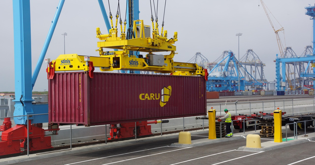 ワイケーホールディングス（株）